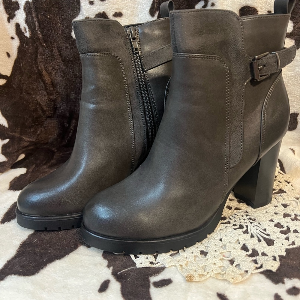 Gray Heeled Boots with Chunky Heel and Side Zipper